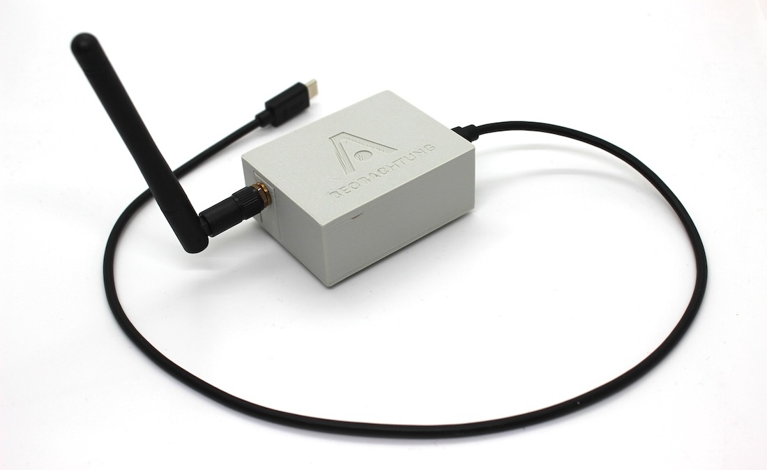 Radio box with antenna and USB cable for connecting Dolphin Control